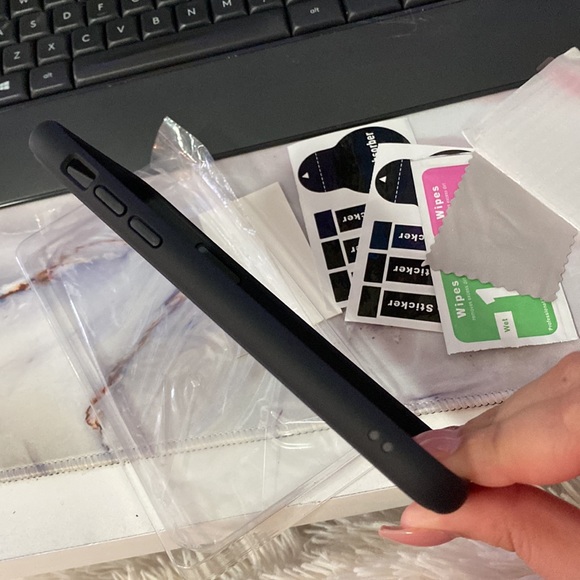 iPhone 11 case with tempered glass screen protector - Picture 4 of 5